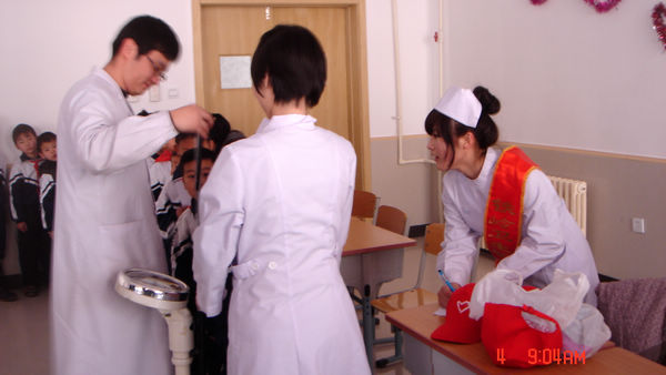 我院团员到凡河九年一贯制学校为学生体检