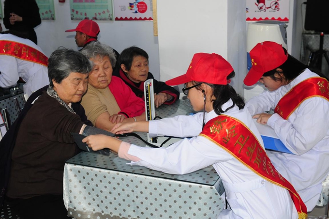 重阳节即将来临之际，我院师生志愿者积极开展弘扬孝道、关爱老人活动