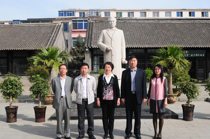 我院党政领导到银冈书院参观“光辉的旗帜――学习周恩来同志做'三严三实'好干部”为主题的专题展览