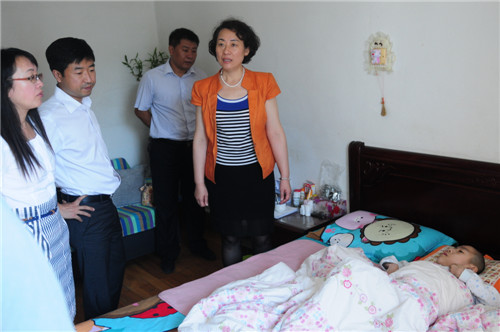 我院党政领导班子慰问部分退休老领导和困难职工代表