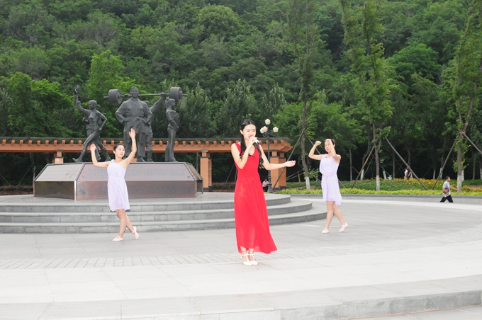 院团委组织团员青年深入文荟社区开展 “庆七一.行孝道”文艺演出暨义诊活动