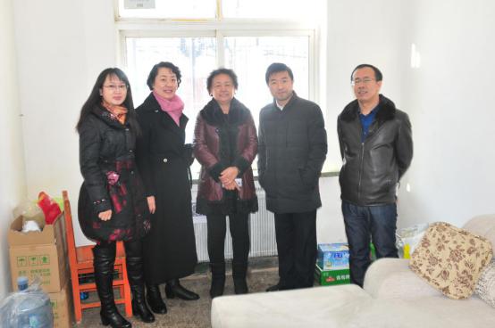 我院领导班子及工会成员节前走访慰问退休老干部