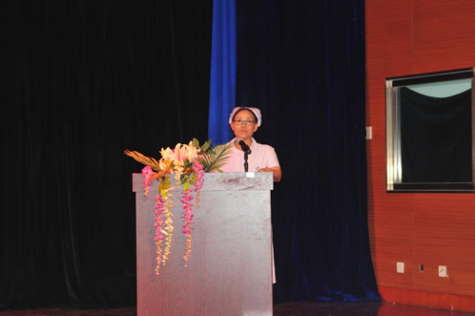 我院隆重举行纪念5.12国际护士节大会暨授帽仪式