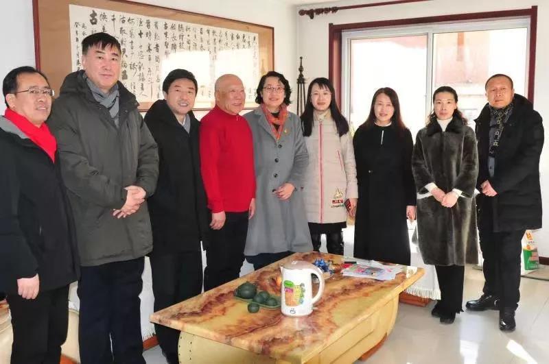 学院领导走访慰问退休老领导和困难职工代表