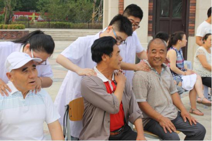 我院党支部积极组织开展党员进社区“主题党日”活动