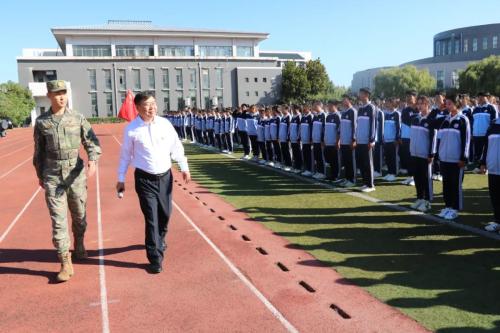 我院举行2023级新生军训闭幕式暨新生开学典礼