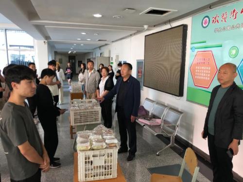 学院领导走进社区　看望留校学生