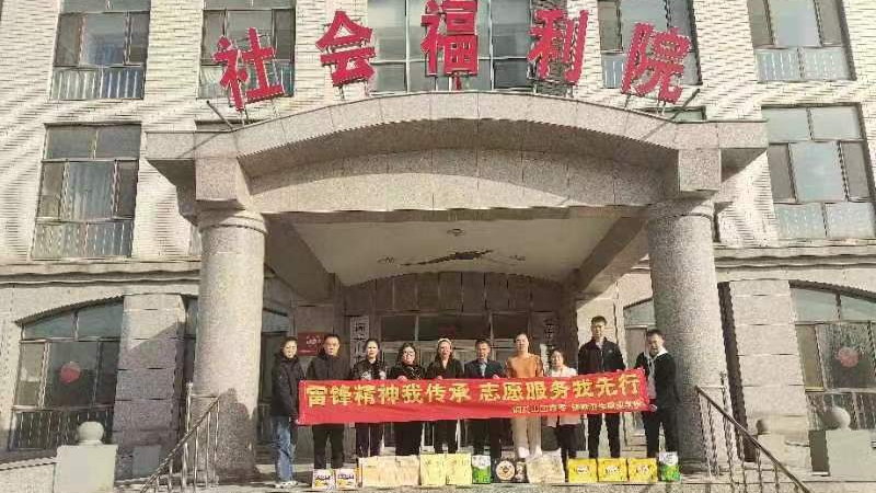 学雷锋——党员教师在行动